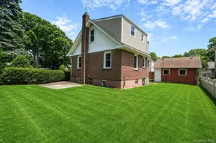 44 Elizabeth Ave, Smithtown, NY 11787 - Photo 3