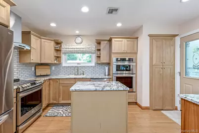 276 Parkway Drive, Calverton, NY 11933 - Photo 13