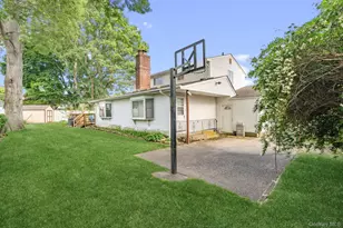 45 Mildred Ct, Plainview, NY 11803 - Photo 35