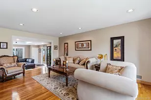 45 Mildred Ct, Plainview, NY 11803 - Photo 5