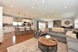 28 Red Oak Pl, Massapequa, NY 11758 - Photo 13