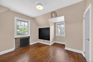 161 Greenway W, New Hyde Park, NY 11040 - Photo 13