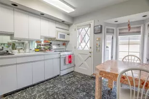 52-04 Redfield St, Douglaston, NY 11362 - Photo 17