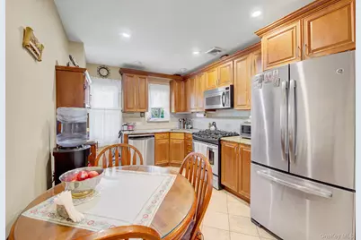 32 Celler Avenue, New Hyde Park, NY 11040 - Photo 9