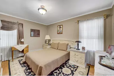 32 Celler Avenue, New Hyde Park, NY 11040 - Photo 11