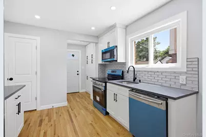 107 E Saint Marks Place, Valley Stream, NY 11580 - Photo 9