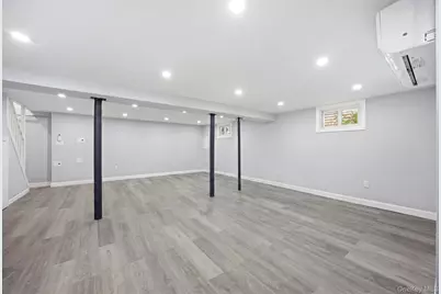 107 E Saint Marks Place, Valley Stream, NY 11580 - Photo 19