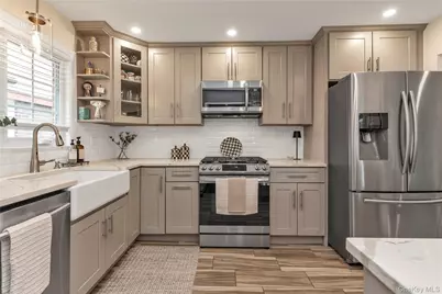 15535 Huron Street, Howard Beach, NY 11414 - Photo 5