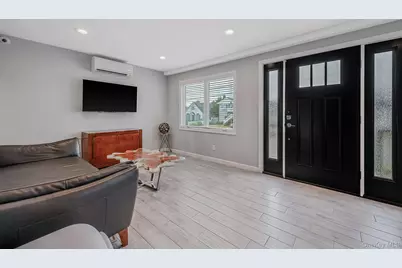25 E Seacrest Avenue, Lindenhurst, NY 11757 - Photo 15