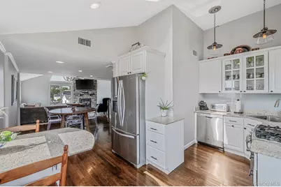 25 E Seacrest Avenue, Lindenhurst, NY 11757 - Photo 27