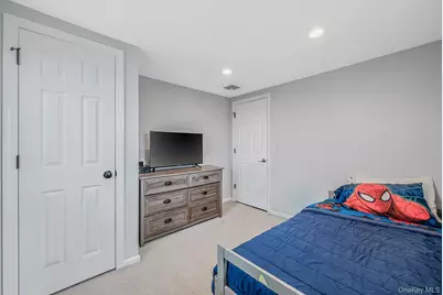 25 E Seacrest Avenue, Lindenhurst, NY 11757 - Photo 33