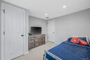 25 E Seacrest Ave, Lindenhurst, NY 11757 - Photo 33