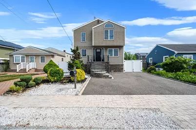 25 E Seacrest Avenue, Lindenhurst, NY 11757 - Photo 7