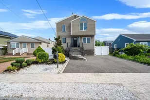25 E Seacrest Ave, Lindenhurst, NY 11757 - Photo 7