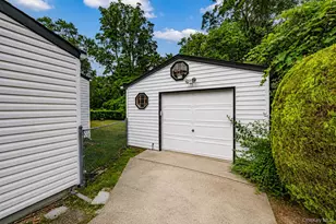 1614 N Gardiner Dr, Bay Shore, NY 11706 - Photo 5