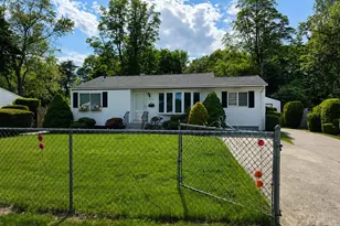 1614 N Gardiner Dr, Bay Shore, NY 11706 - Photo 3