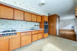 1614 N Gardiner Dr, Bay Shore, NY 11706 - Photo 7