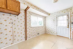 1614 N Gardiner Dr, Bay Shore, NY 11706 - Photo 9