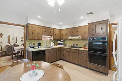 22 Stephens Court, Hauppauge, NY 11788 - Photo 11