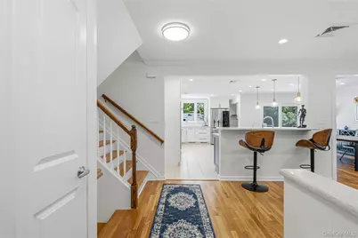 186 N Stratford, Roslyn Heights, NY 11577 - Photo 3