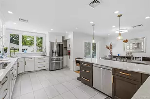 186 N Stratford, Roslyn Heights, NY 11577 - Photo 11