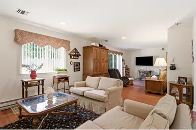 128 Scarlett Drive, Commack, NY 11725 - Photo 11