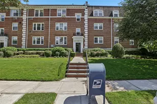 22 Hamilton Pl, Garden City, NY 11530 - Photo 3