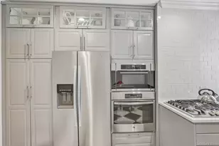 22 Hamilton Pl, Garden City, NY 11530 - Photo 11