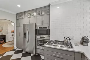 22 Hamilton Pl, Garden City, NY 11530 - Photo 9