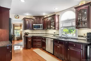 32 Westmoylan Ln, Coram, NY 11727 - Photo 9