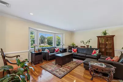 128 Atkinson Road, Rockville Centre, NY 11570 - Photo 3