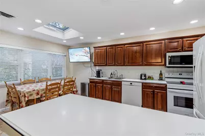 128 Atkinson Road, Rockville Centre, NY 11570 - Photo 9