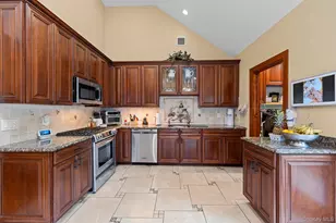 821 Peconic St, Ronkonkoma, NY 11779 - Photo 9