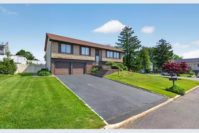 19 Branding Iron Lane, Glen Cove, NY 11542 - Photo 3