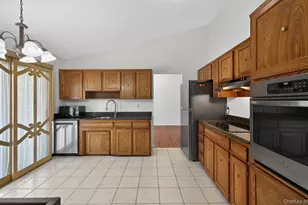 19 Branding Iron Ln, Glen Cove, NY 11542 - Photo 13