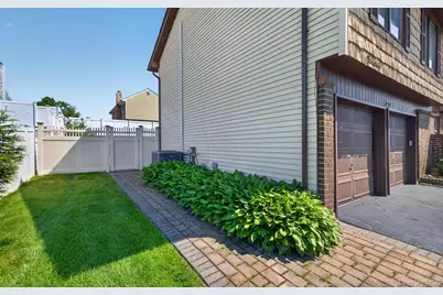 19 Branding Iron Lane, Glen Cove, NY 11542 - Photo 35