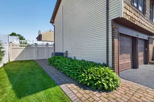 19 Branding Iron Ln, Glen Cove, NY 11542 - Photo 35