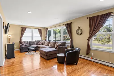 1333 Richland Boulevard, Bay Shore, NY 11706 - Photo 7