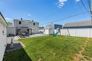 51 Cliff Ln, Levittown, NY 11756 - Photo 17