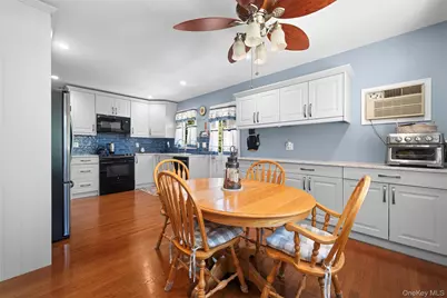 2389 Lindy Road, Westbury, NY 11590 - Photo 15