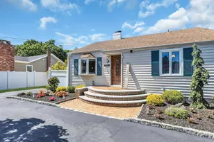 953 Karshick St, Bohemia, NY 11716 - Photo 5