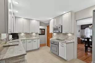 200 Canterbury Gate, Lynbrook, NY 11563 - Photo 11
