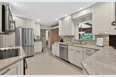 200 Canterbury Gate, Lynbrook, NY 11563 - Photo 5