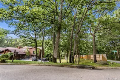 1 Brothers Court, Dix Hills, NY 11746 - Photo 25