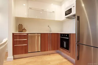 3135 31st Street #605, Astoria, NY 11106 - Photo 1