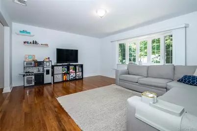 18 Carlyle Place, Hartsdale, NY 10530 - Photo 5