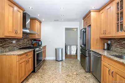 18 Carlyle Place, Hartsdale, NY 10530 - Photo 9