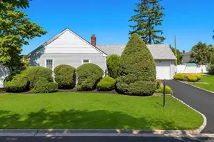 7 Albers Ln, Farmingdale, NY 11735 - Photo 3