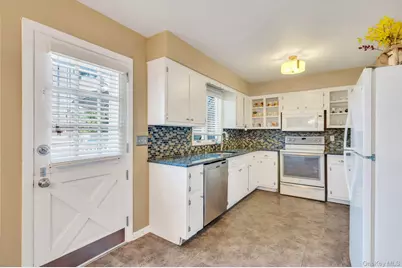7 Albers Lane, Farmingdale, NY 11735 - Photo 15