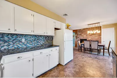 7 Albers Lane, Farmingdale, NY 11735 - Photo 17